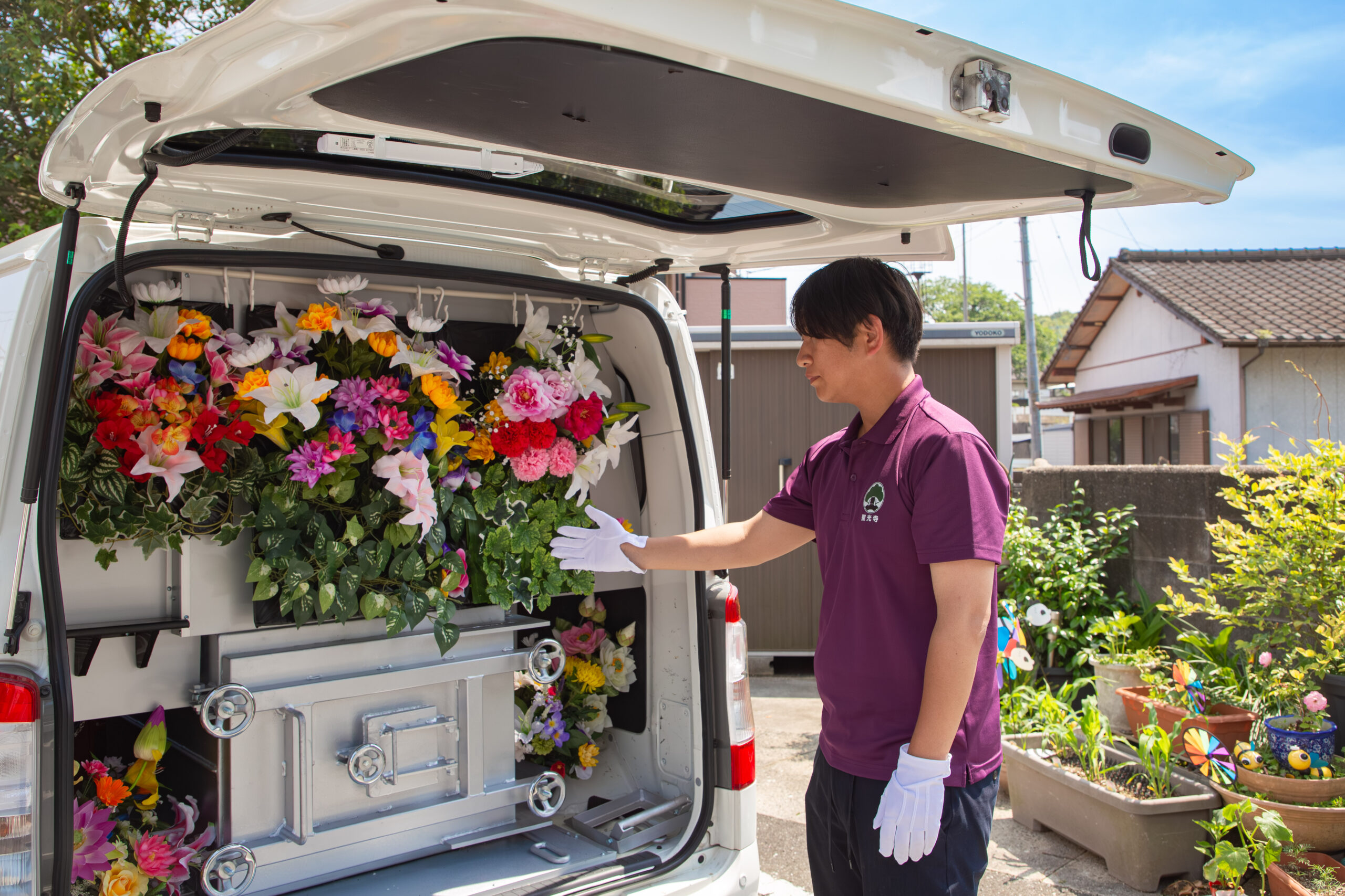 火葬専用車両とスタッフ