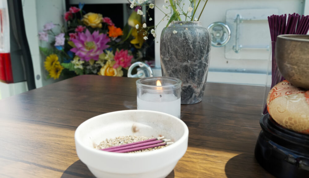 【お寺の疑問】なぜお線香をあげるの？意味と供養の理由を住職が解説