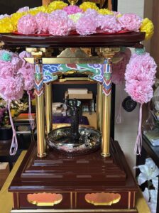 御堂をご覧ください