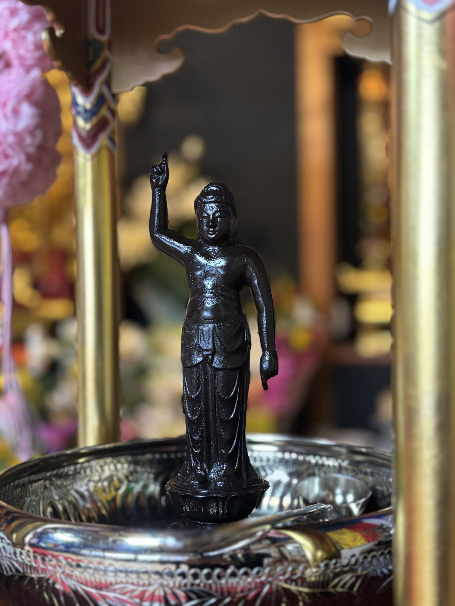 本堂に飾っている誕生仏の写真